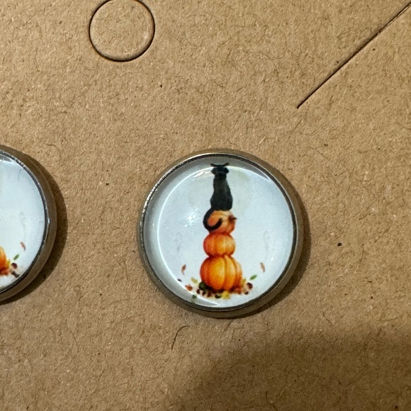❄️ SALE! Black Cat & Autumn Pumpkins Stud Earrings Glass & Metal BRAND NEW - Picture 2 of 9